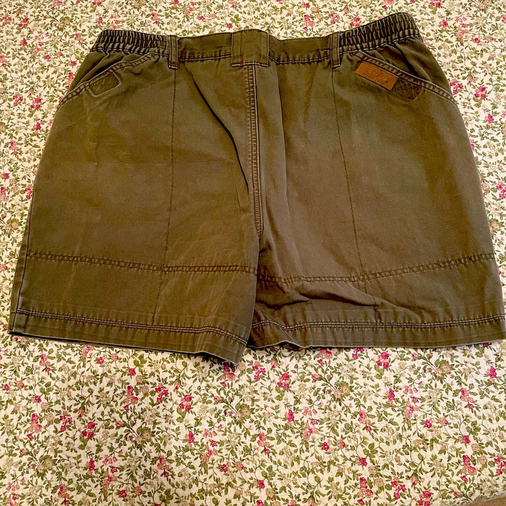 Cabela’s Men’s 100% cotton cargo shorts, size 36, excellent pre-owned condition